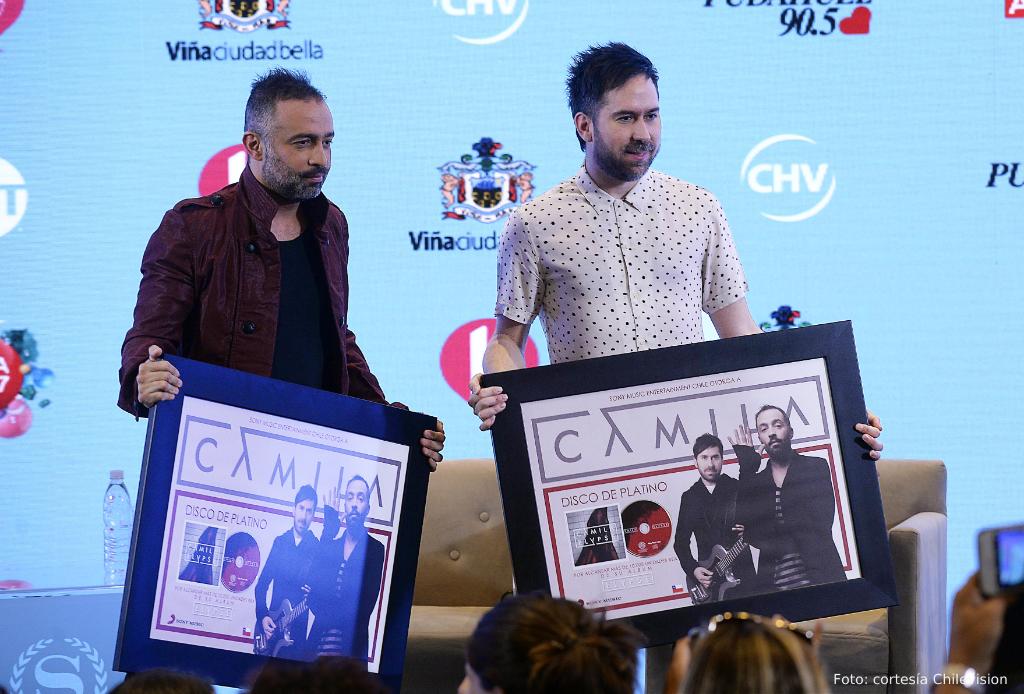 RadioDisneyLA's tweet photo. Ayer en #Viña2017 se entregó a @CamilaMX  el #DiscoDePlatino por las ventas de #Elypse en #Chile ¡Felicítalos con un RT! https://t.co/U0b80af8GP