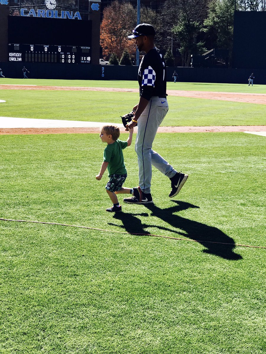 UKBaseball's tweet photo. 👊🏻 to @lavsav_ for making this little boy's day over the weekend. He'll be a fan for life. #WeAreUK #student #person #player https://t.co/WqIBzuu98K
