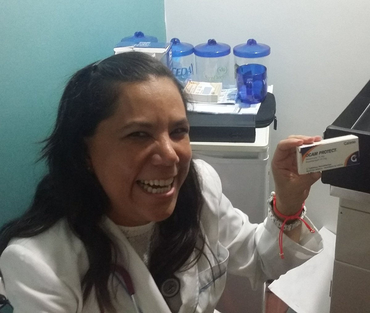 GalenoArismendi's tweet photo. La Dra. Rengifo, Pediatra de Maracay, mostrándonos lo que le trajeron de Colombia, en #SalidaDual con @Galeno_Yanny https://t.co/QvlPjbPZlK
