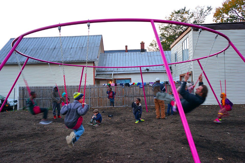 The swing-set designed by Jamrozik and Kempster in Buffalo creates an interactive space for the community domusweb.it/en/news/2017/0…