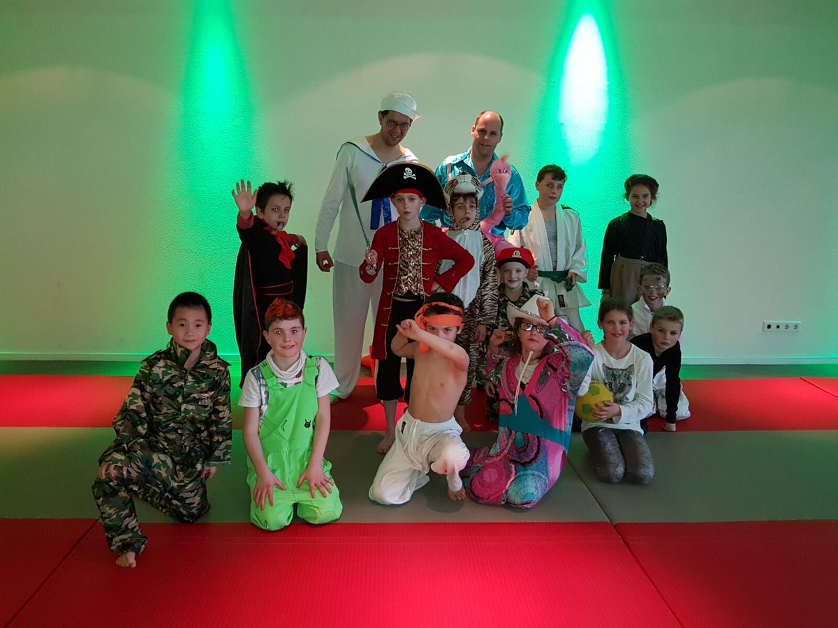 Bij de #judo #sonsport is de #carnaval al gestart. Onze eigen #krutjesrapers en #krutjesraperinnekes #alaaf 🤡🤠