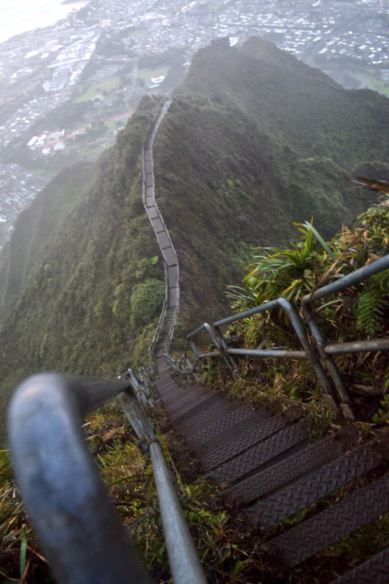 3eddienelson's tweet photo. Haiku stairs (stairway to heaven) https://t.co/7FIITwFigK