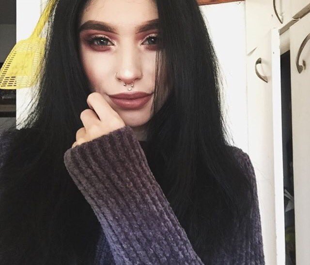 👩🏻