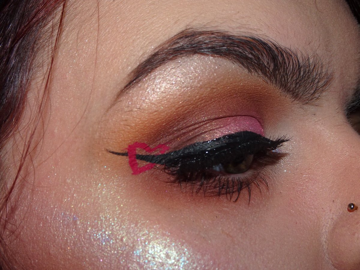 kelsfergo_'s tweet photo. not wan hunnnit% happi w this but it's ok since a don't even do eye liner 🙃 https://t.co/pRm3AWZqIR