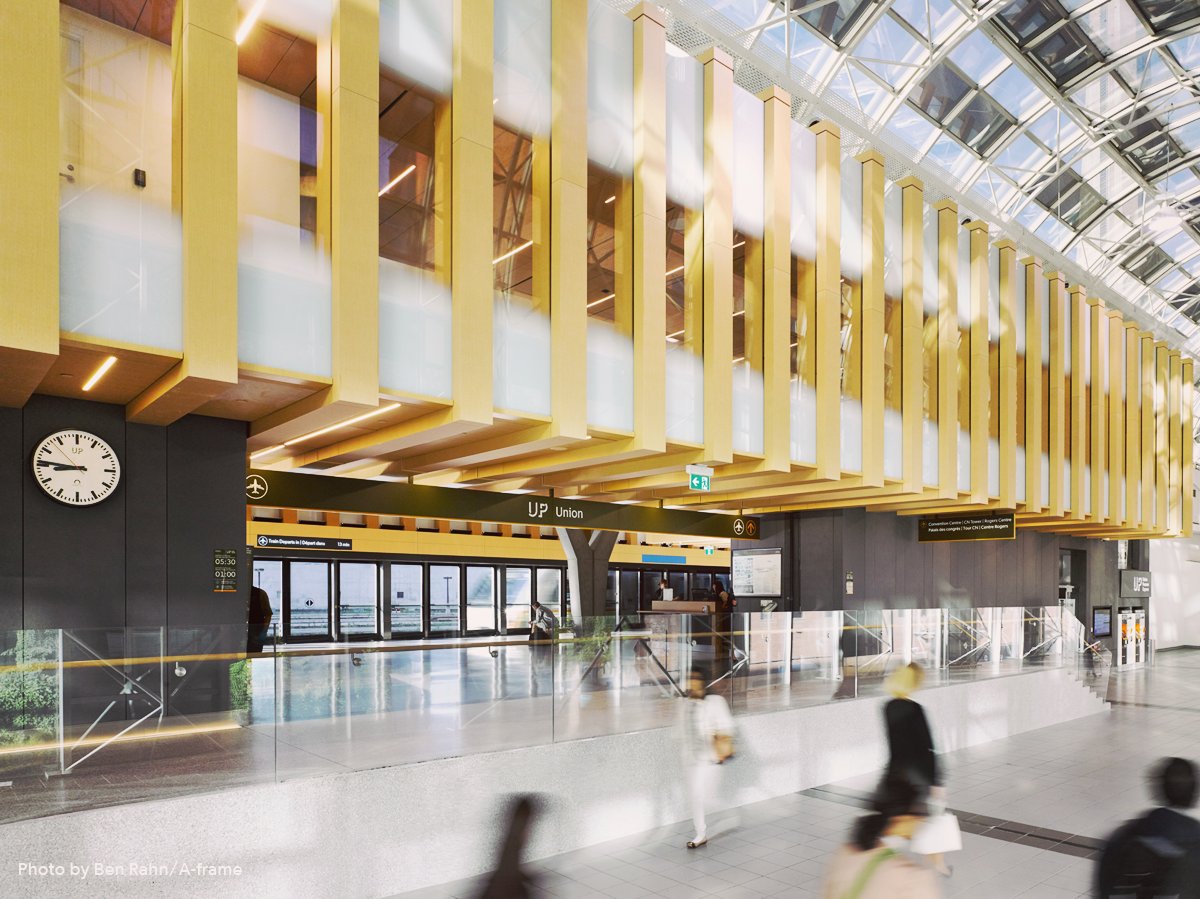 UPexpressFR's tweet photo. La gare Union #UPExpress est dans le passage SKYWALK reliant @Torontounion ร @TourCNTower et @RogersCentre. #ImOnUP https://t.co/CpFWvdf3jk