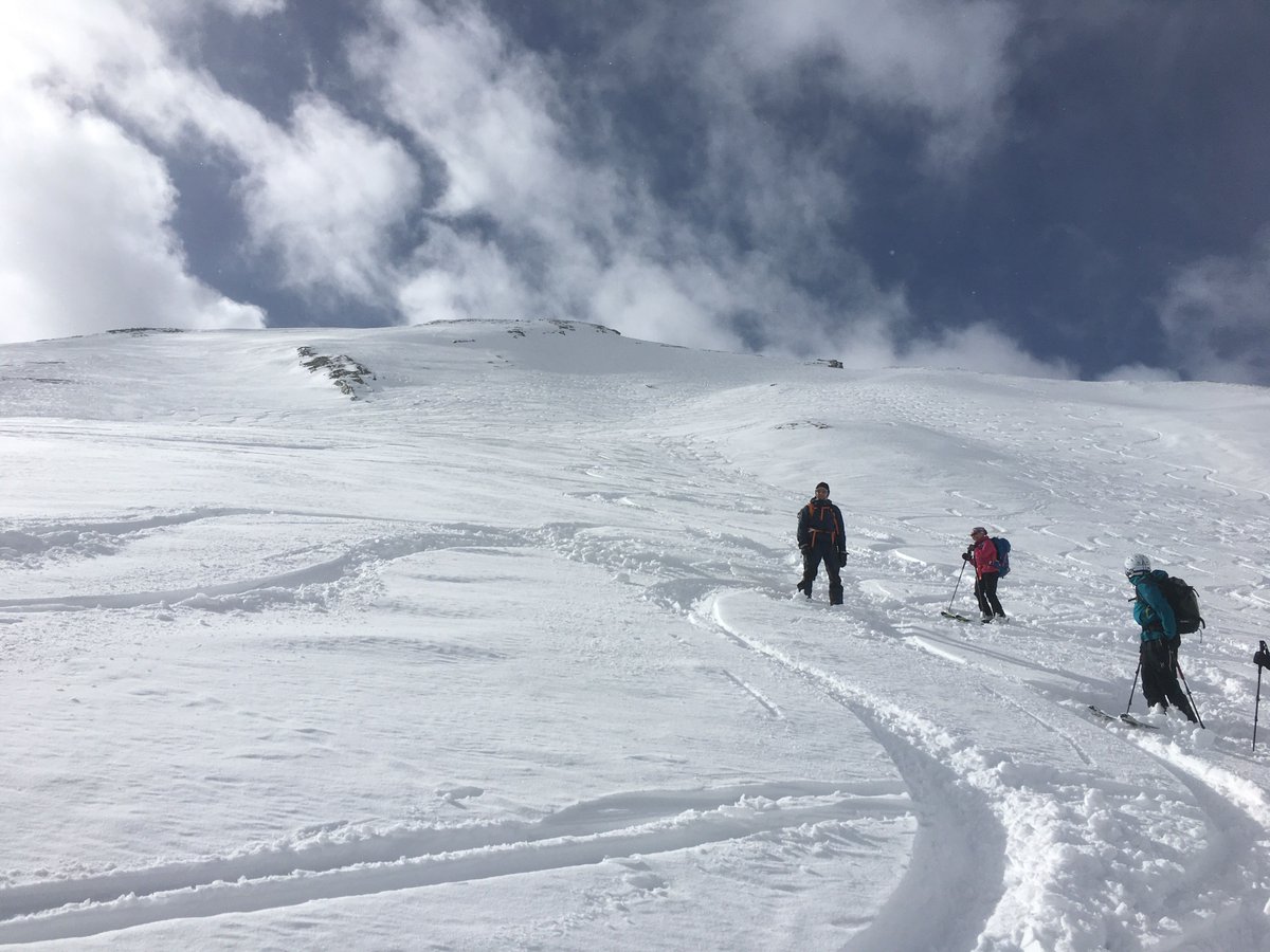 Heute auf dem Piz Ucello 2774 m, bei San Bernardino. Wetter ok, wenig Sone, aber immer mal wieder guter Schnee.
plm @ Wandermagazin SCHWEIZ
