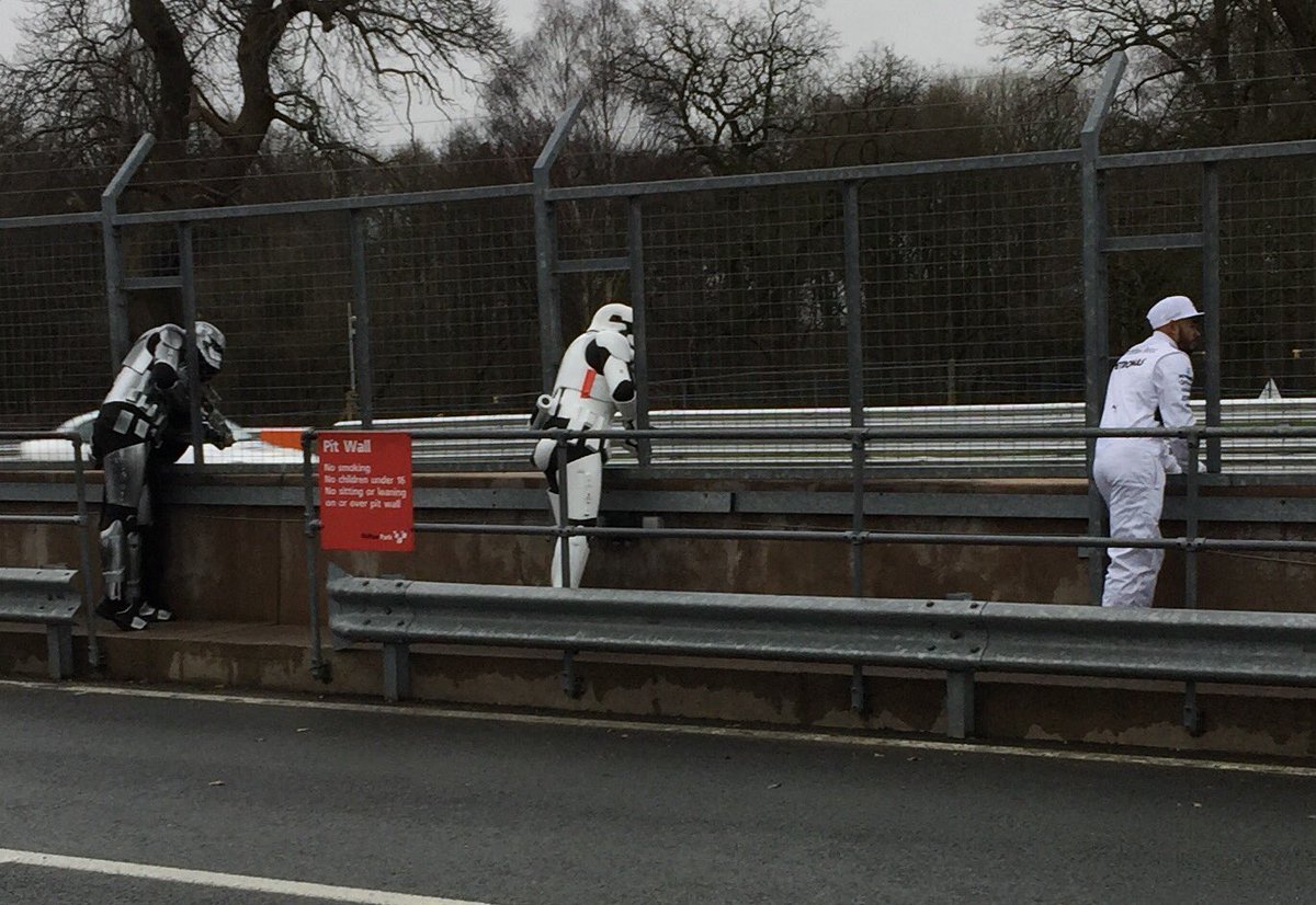 MrLeeBirkett's tweet image. Great day at @Oulton_Park giving the @pumacupseries car a shakedown with #fastsam even @LewisHamilton &amp;amp; @starwars Stormtroopers lovin it🏁🏁
