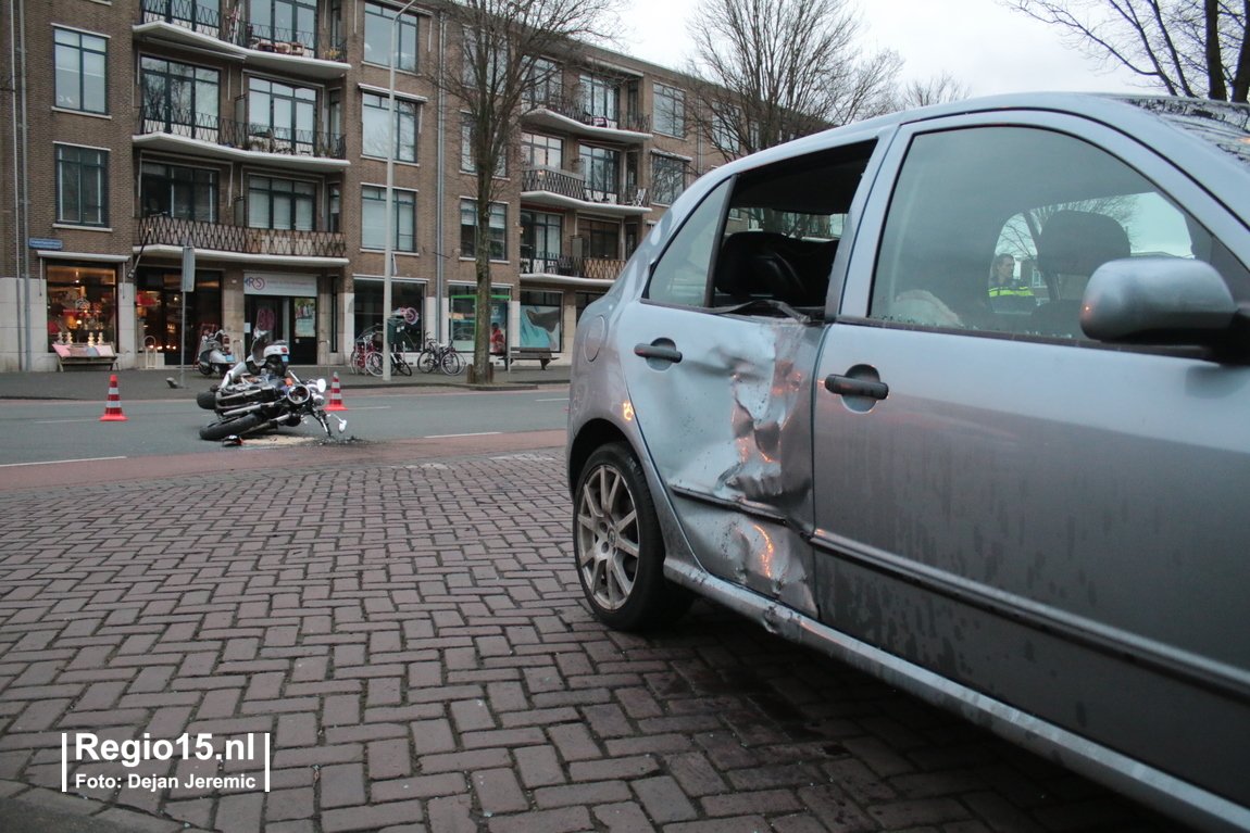 regio15's tweet photo. Motorrijder gewond na voorrangsfout op de #Valeriusstraat. Dit en meer in de Nieuwsflits: https://t.co/4s0gSbn49z https://t.co/lPcHCWuOwG