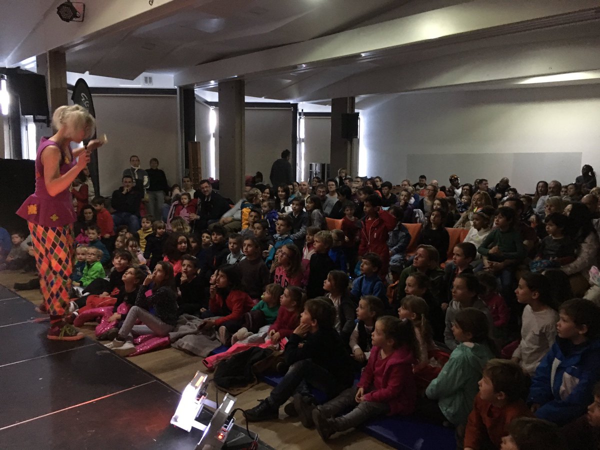 isola2000live's tweet photo. Nouveau spectacle à l'occasion du Show des Minots actuellement en salle Mercière! https://t.co/zUm3sennlg