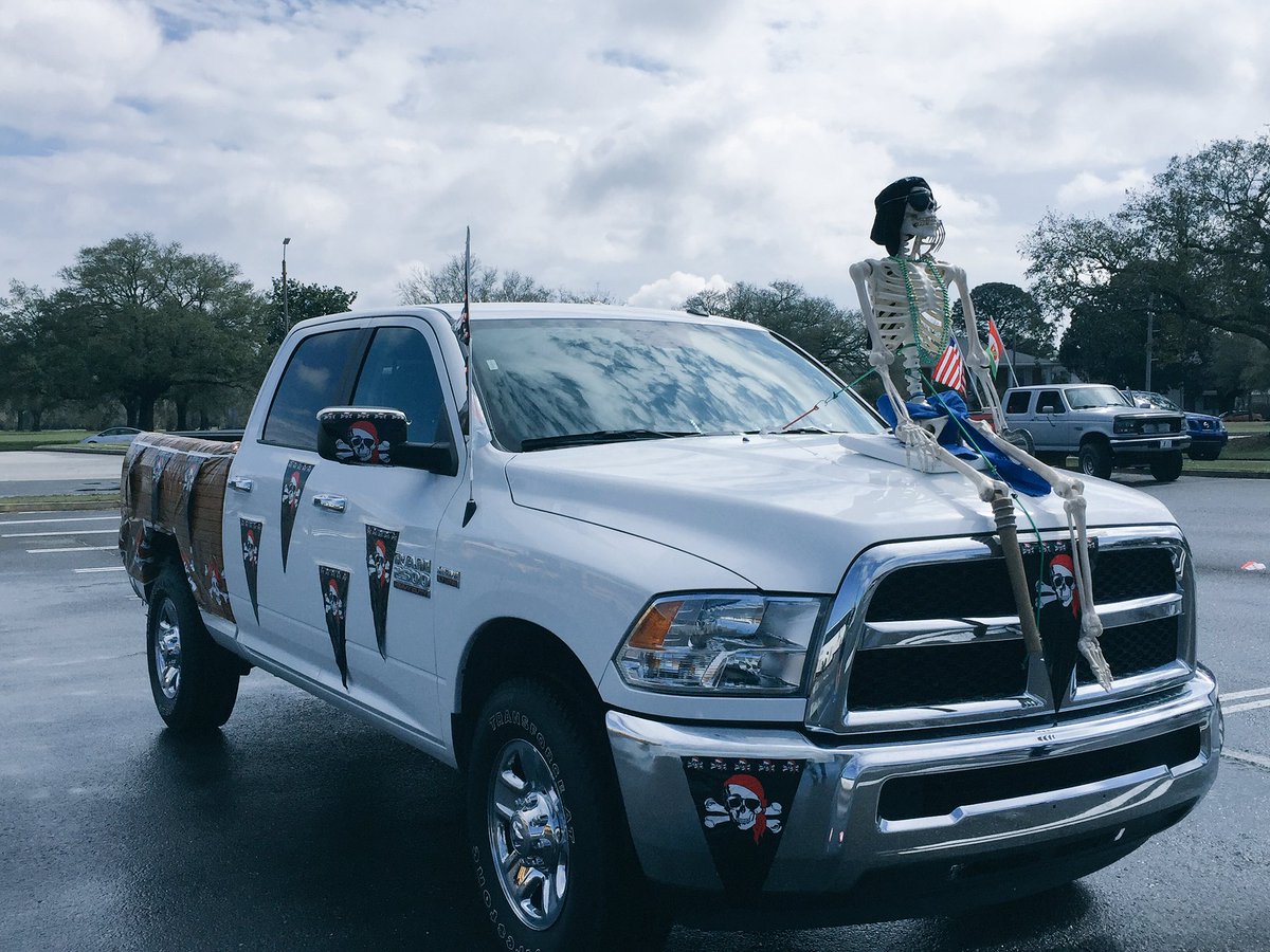 PrivateerHorace's tweet photo. Hey @UofNO - I'm ready to roll. Are you? Join me at the UC at 12:30pm for the UNO Mardi Gras Parade! #UNOProud #IDSProud https://t.co/FBIareQph5