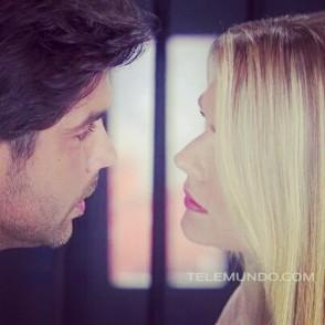 Tatyfenoglio's tweet photo. Los #PilaSmith comparten una mirada y todas las q los amamo compartimos un suspiro @jorgeluispila + @Sonya_Smith = #NovelaPilaSmith https://t.co/G5ki43YdjW