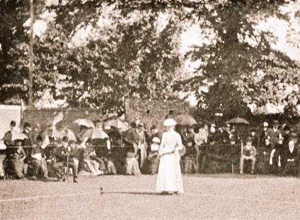 rompeeltecho's tweet photo. Wimbledon, decano del tenis mundial
Desde 1877.
En 1884 empezó el torneo femenino.
13 mujeres, incluidas las hermanas Watson, Lilian y Maud. https://t.co/dif49ojtIH