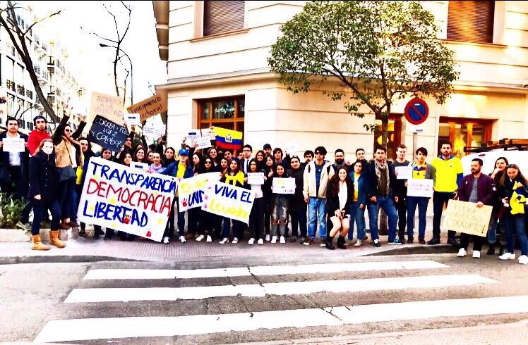 andressponce's tweet photo. Afuera de la embajada ecuatoriana en Madrid. Compatriotas defendiendo la #democracia de forma pacífica. https://t.co/xz4L4x3245