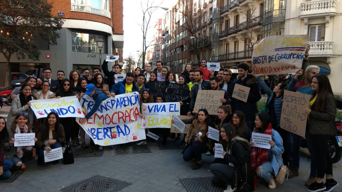 andressponce's tweet photo. Afuera de la embajada ecuatoriana en Madrid. Compatriotas defendiendo la #democracia de forma pacífica. https://t.co/xz4L4x3245