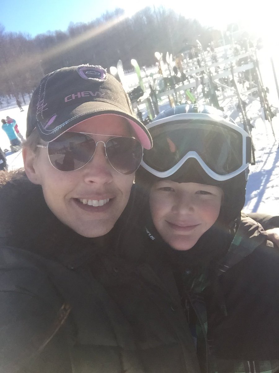 frmgrlnancy's tweet photo. Great Family Day at Mount Rigaud!!! Beautiful day for skiing!!! https://t.co/8zxxf61y07