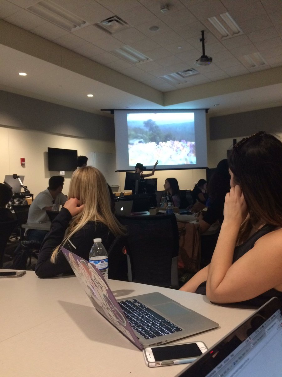 azstamatis's tweet photo. Virtual reality demonstration in #OUCommTech .. so crazy! https://t.co/kyrt22WsDg