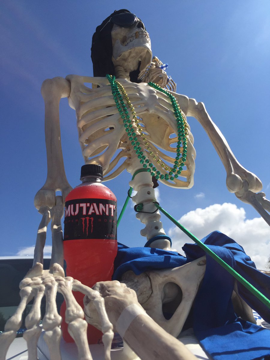 PrivateerHorace's tweet photo. Thanks @MonsterEnergy for getting me hydrated before the @UofNO Mardi Parade! #UNOProud #IDSProud #MardiGras2017 https://t.co/JPoX6Cql8G