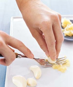 Use a fork to press garlic when there isn't a garlic crusher available.

#LifeHacks #DailyHouseholdTips #DailyTips