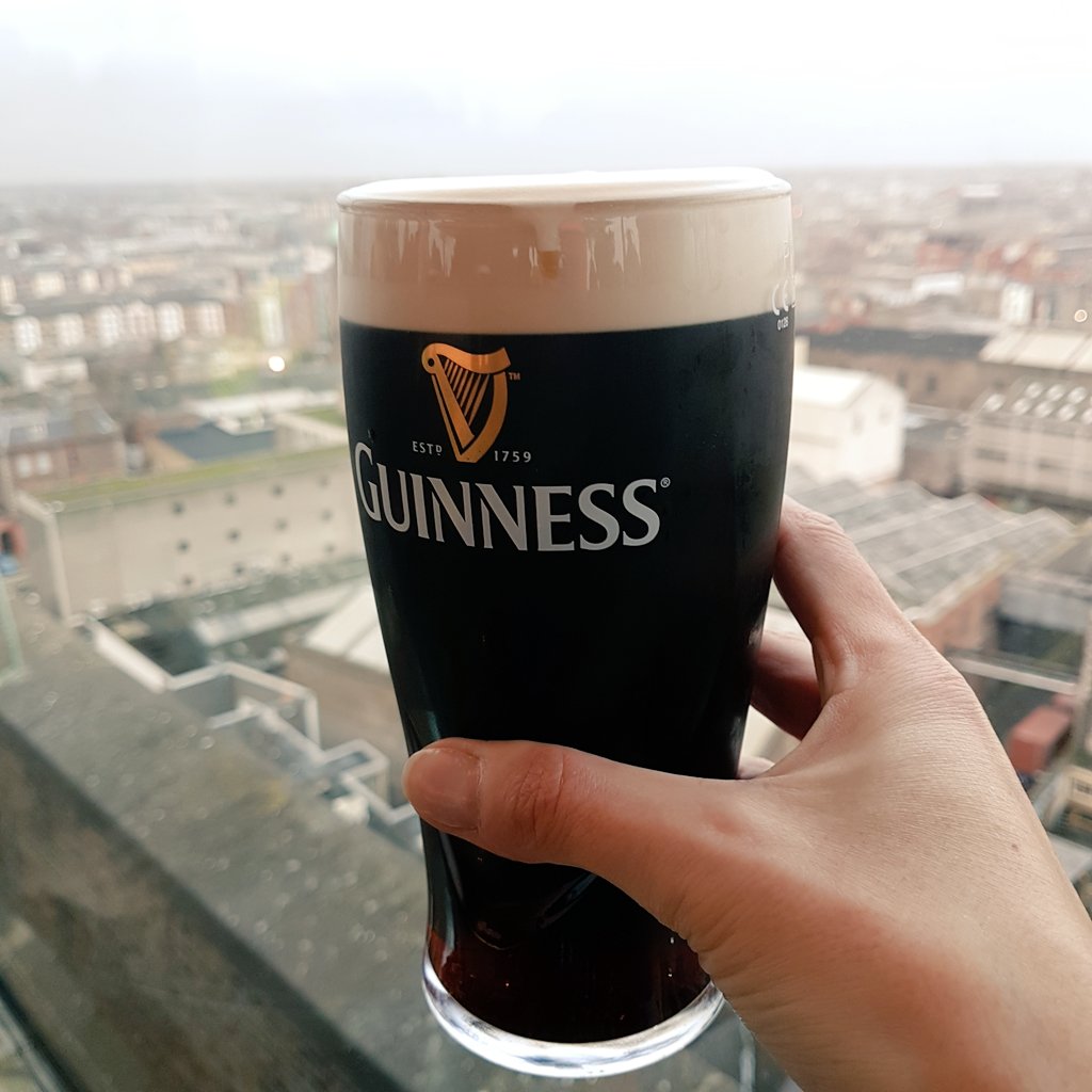 La cosa imperdibile a #dublino? La pinta al Gravity Bar della Guinness Storehouse e, ancora meglio, birra all'Open Gate! #guinnesstogether