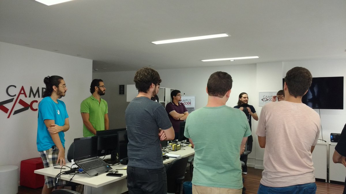 campuscodebr's tweet image. Agora no @campuscodebr: Time do #queroserdev da @locaweb na daily meeting discutindo a reta final de seus projetos!