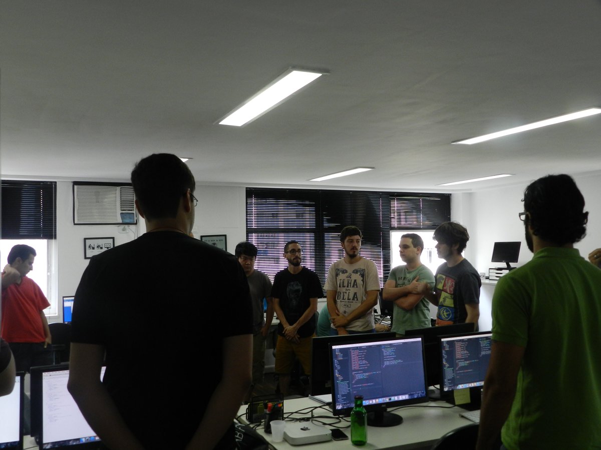 campuscodebr's tweet image. Agora no @campuscodebr: Time do #queroserdev da @locaweb na daily meeting discutindo a reta final de seus projetos!