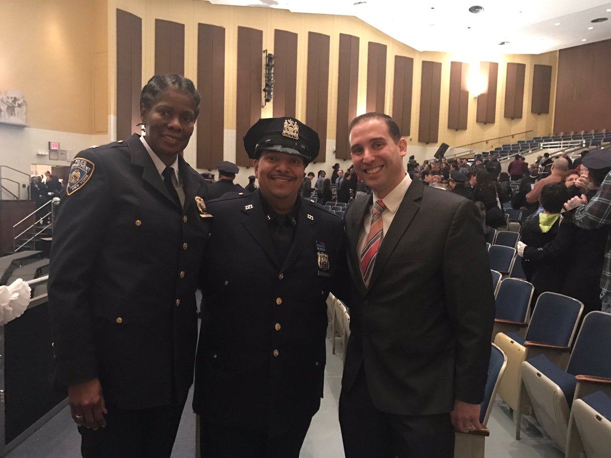 SBANYPD_Archive's tweet photo. 👏🏼👏🏼 RT @nypd121pct: Gr8 job PO Valentin for receiving recognition at the NYPD school safety division award ceremony https://t.co/QwY8owbATB