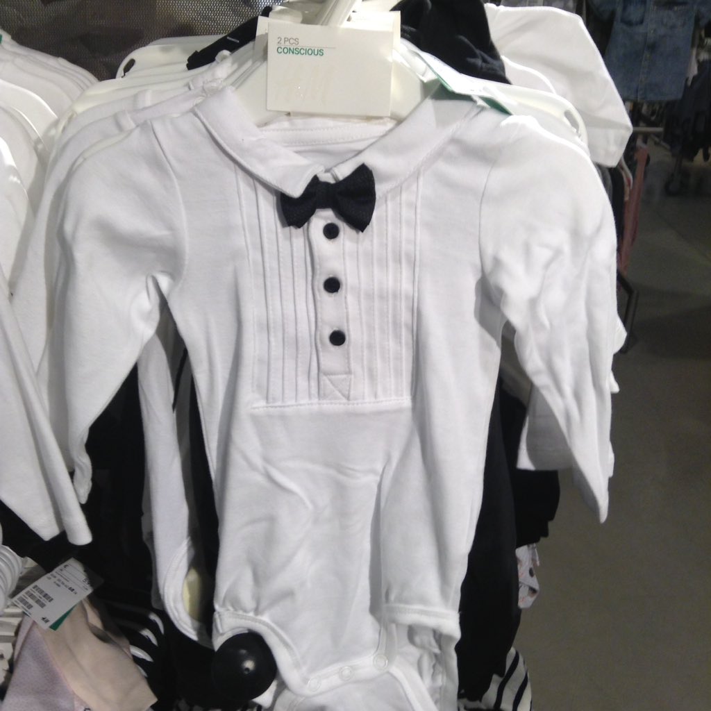 T as un noeud papillon mais t as les cuisses à l air. Faut choisir