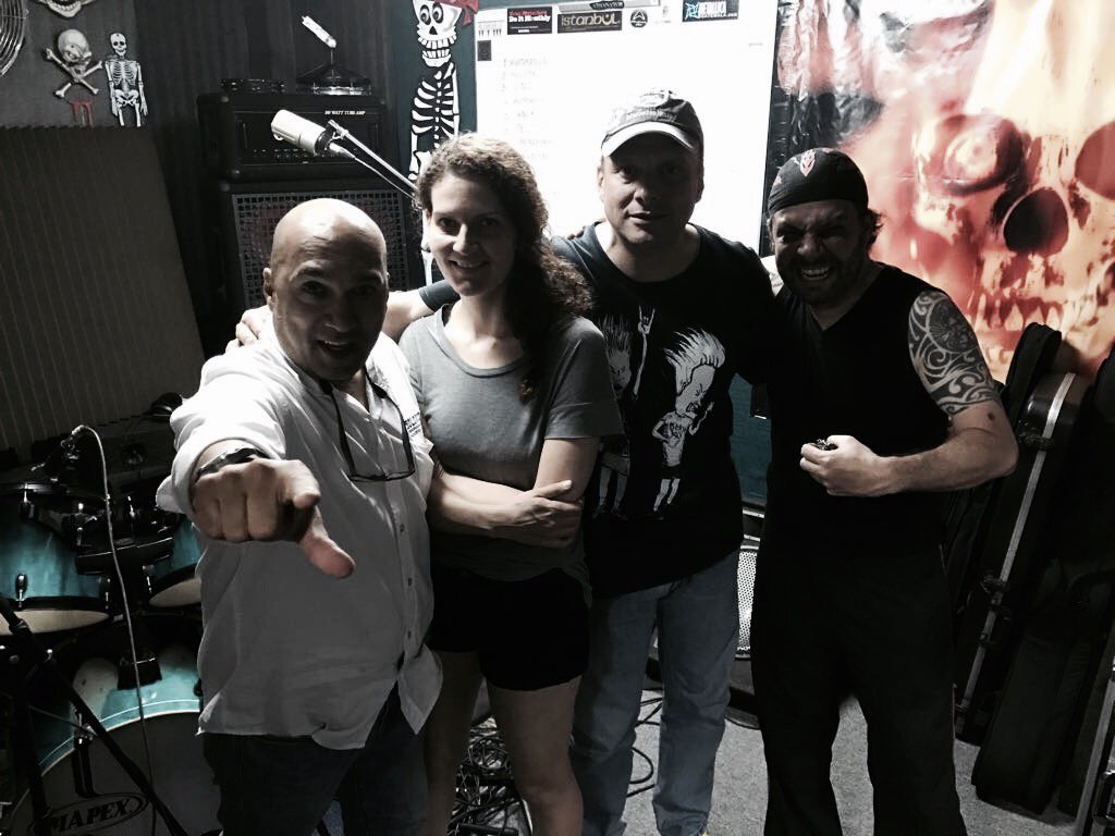 GoldenBoxRocks's tweet image. Ayer grabando baterías en el estudio de @Athanator #rockcolombia #goldenbox #goldenboxrocks