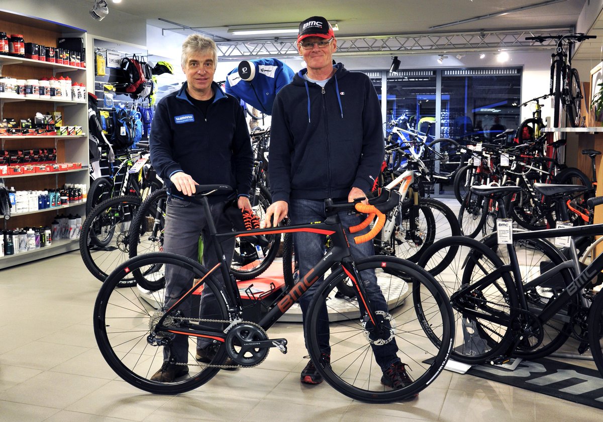 RullensMade's tweet photo. It's all about the details! Kees fietst onze winkel uit met een @Ride_BMC #Roadmachine01 #Ultegra #Di2 Veel #fietsplezier Kees! https://t.co/M10nA8Oi4d