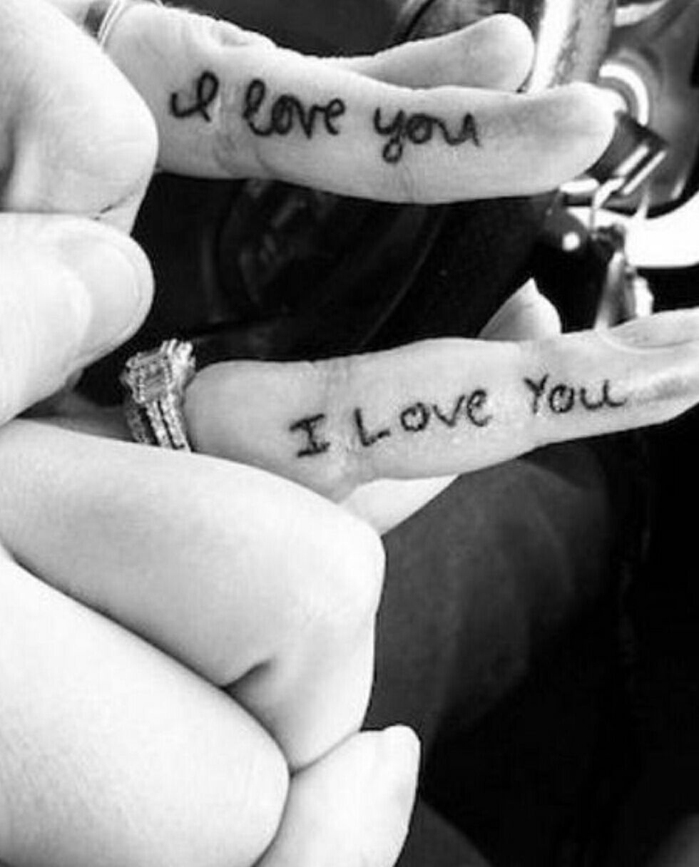 Тату на пальце Love you