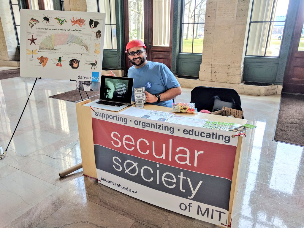 SecularMIT's tweet photo. #DarwinDay tabling at @MIT, with our awesome @Evogeneao #TreeOfLife poster, @SecularStudents kit, and holy colanders.
🐛🌱🦂🐟🦎🐊🐿️🐒🕺
#SSATabling https://t.co/qmskIqvn8Y