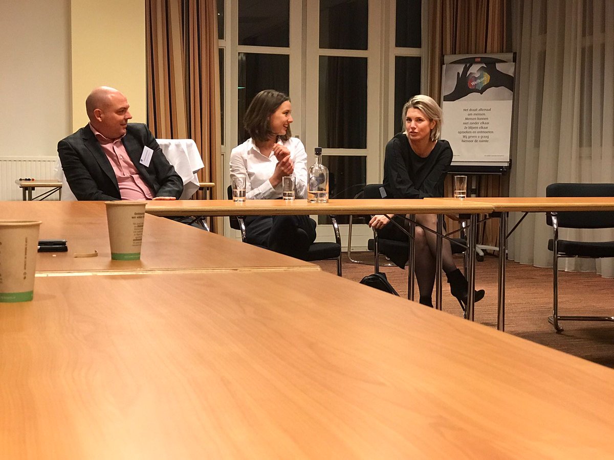 Laatste optreden van de winnaars van het Sales Event 2016. College Tour bij SMA Midden. Alle drie zitten ze er klaar voor. <a href="/Kristienzelf/">Kristien Janssen</a>