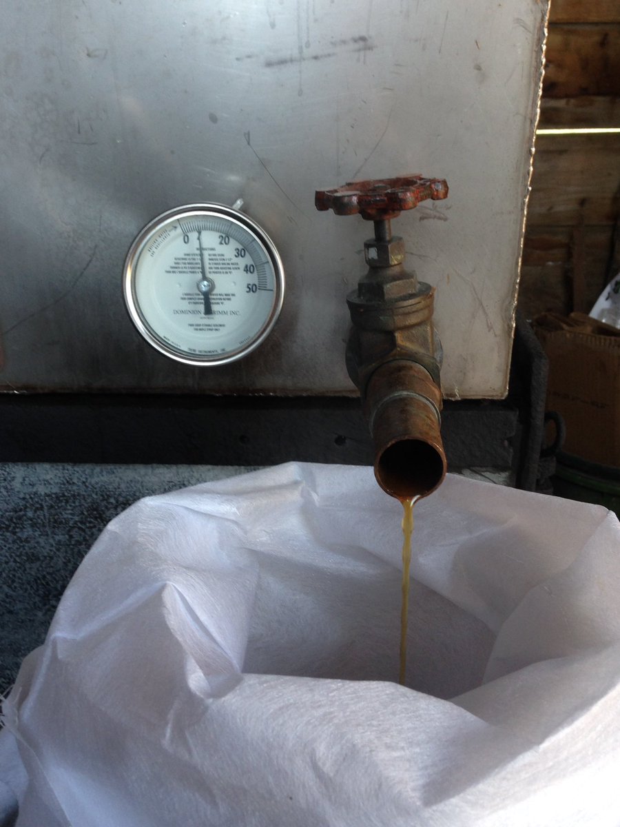 #FamilyDay at the sugar shack.
/helper training day. Making #maplesyrup #Stihl Canada