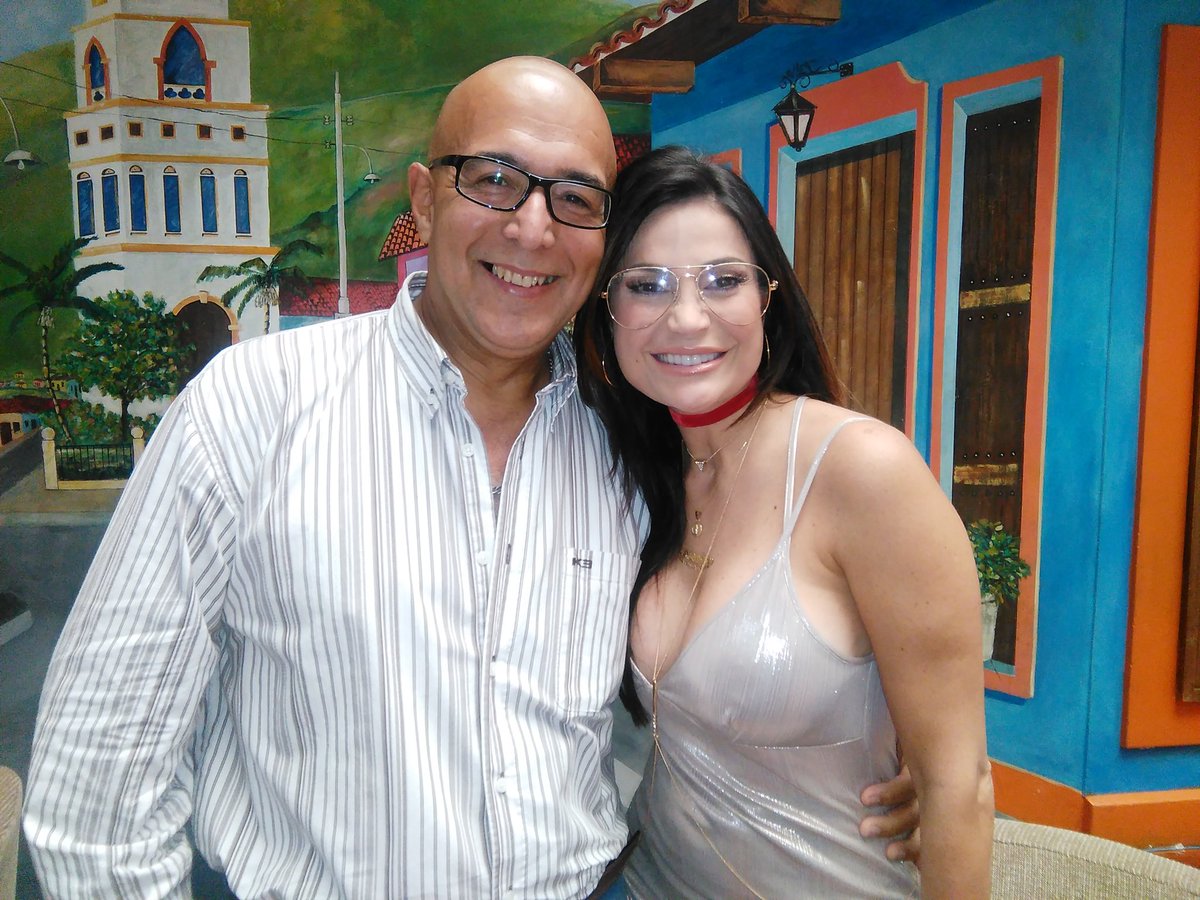 laromantica889's tweet photo. #ParadaDelAmor con nuestra @CATERINAV y @PadillaNews los invitamos a que se acerquen al CC @PaseoElHatillo https://t.co/3KA89Usrsb