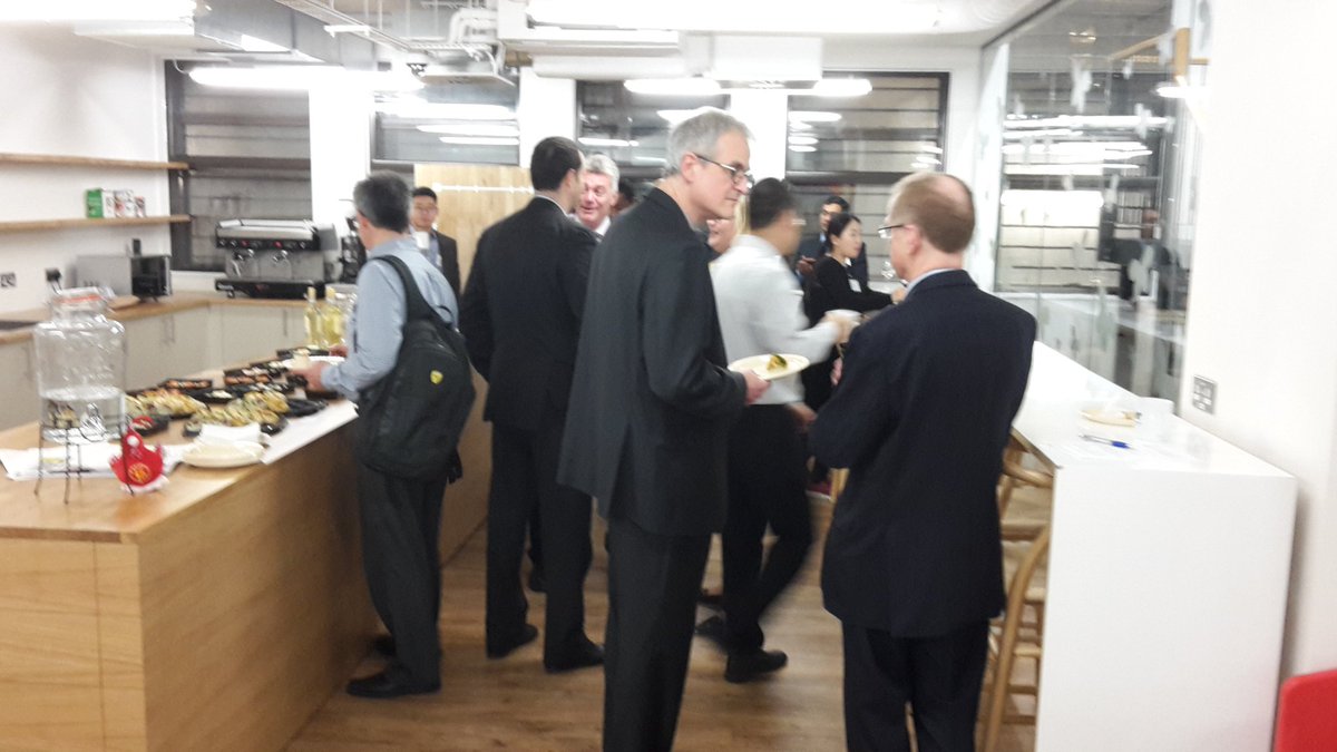thehenleyalumni's tweet image. Our @henleybschool alumni &amp;amp; students mingling at tonight&apos;s #BusTech SIG in London! #henleyalumni #SIG