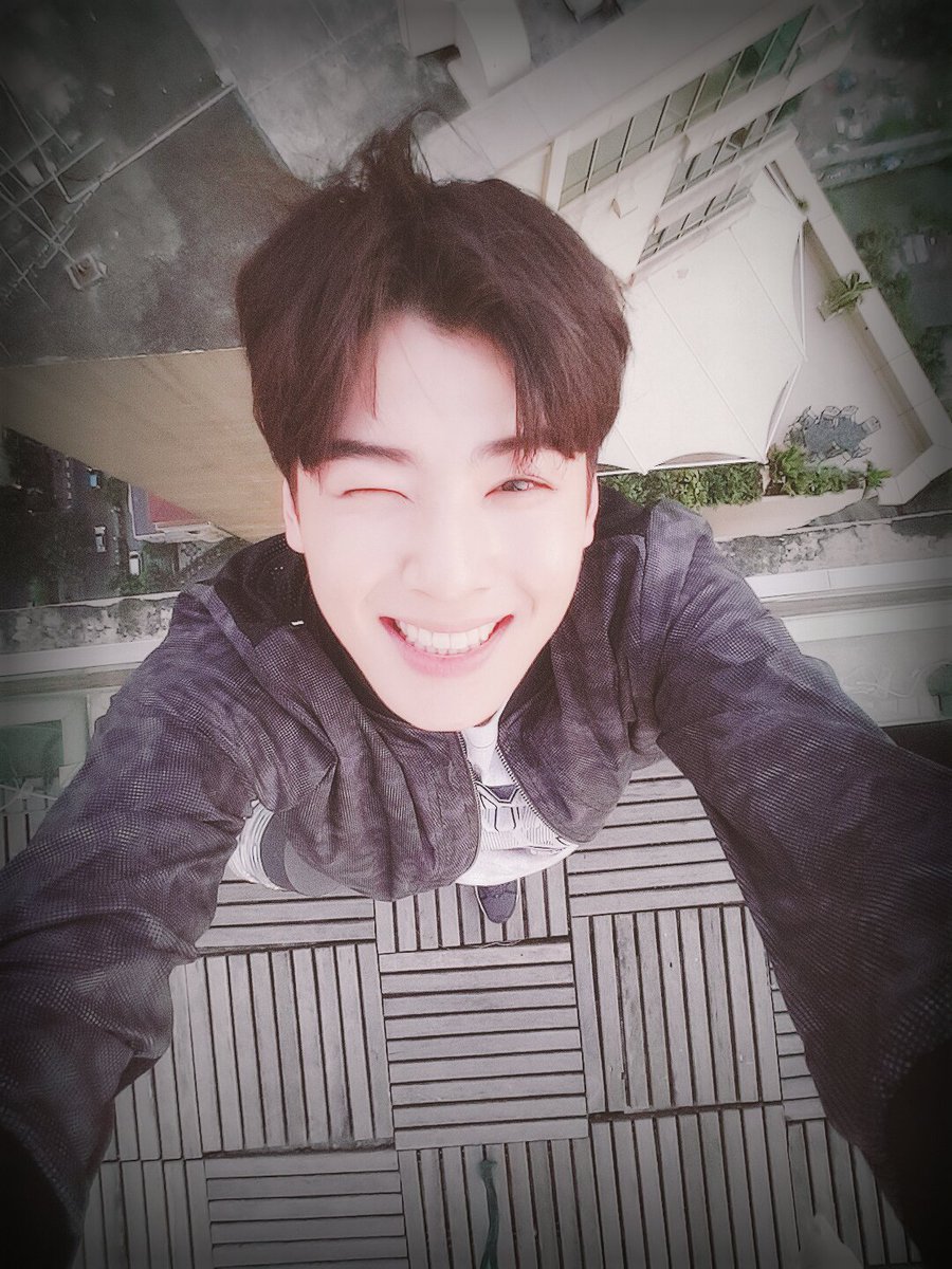 eunwoo_yb's tweet photo. Bonsoir ! https://t.co/5yocx85QgZ