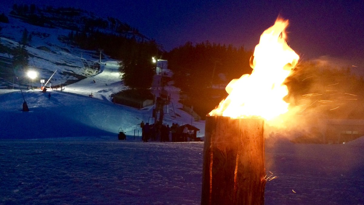b_kalbermatten's tweet photo. Nachts kann man nicht nur träumen. Night skiing in @cransmontana @valaiswallis https://t.co/1UUGgmvlEK