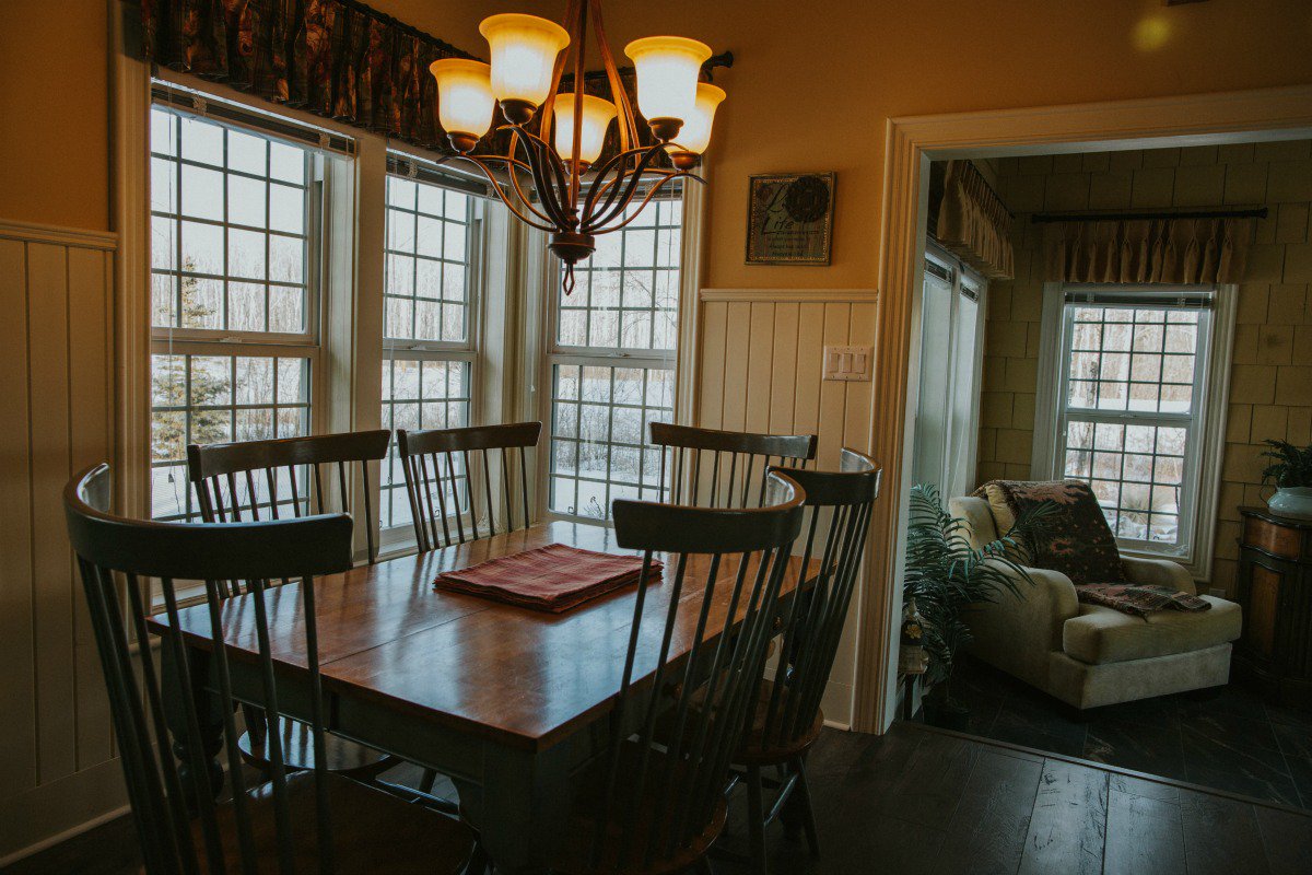 OwnFiresong's tweet photo. Book your stay at the Hummingbird Inn! It has a whimsical Hanzel &amp; Gretyl feel, cozy for the family around the fire! https://t.co/chL28NyHvp https://t.co/PPPz7NhJhr
