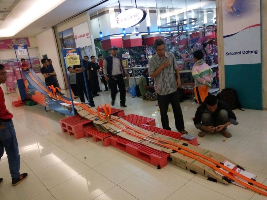 OEdisalam's tweet photo. Juara Duwa Balapan Liar Mobil Diecast skala 1:64 dg Jumlah Thiga buah rintangan berputar (Loop) https://t.co/Gp0pBblJNc