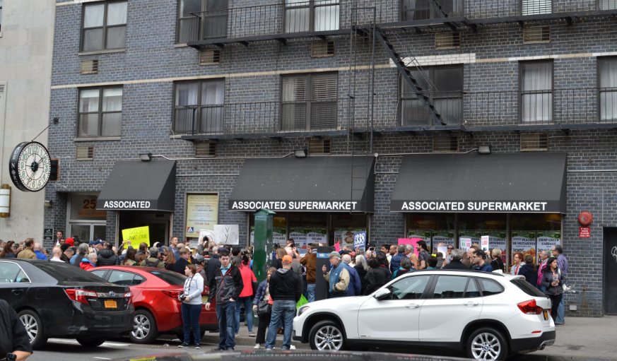 OurTownNYC's tweet image. .@CoreyinNYC and @galeabrewer team up to save affordable #NYC supermarkets: ourtownny.com/local-news/201…