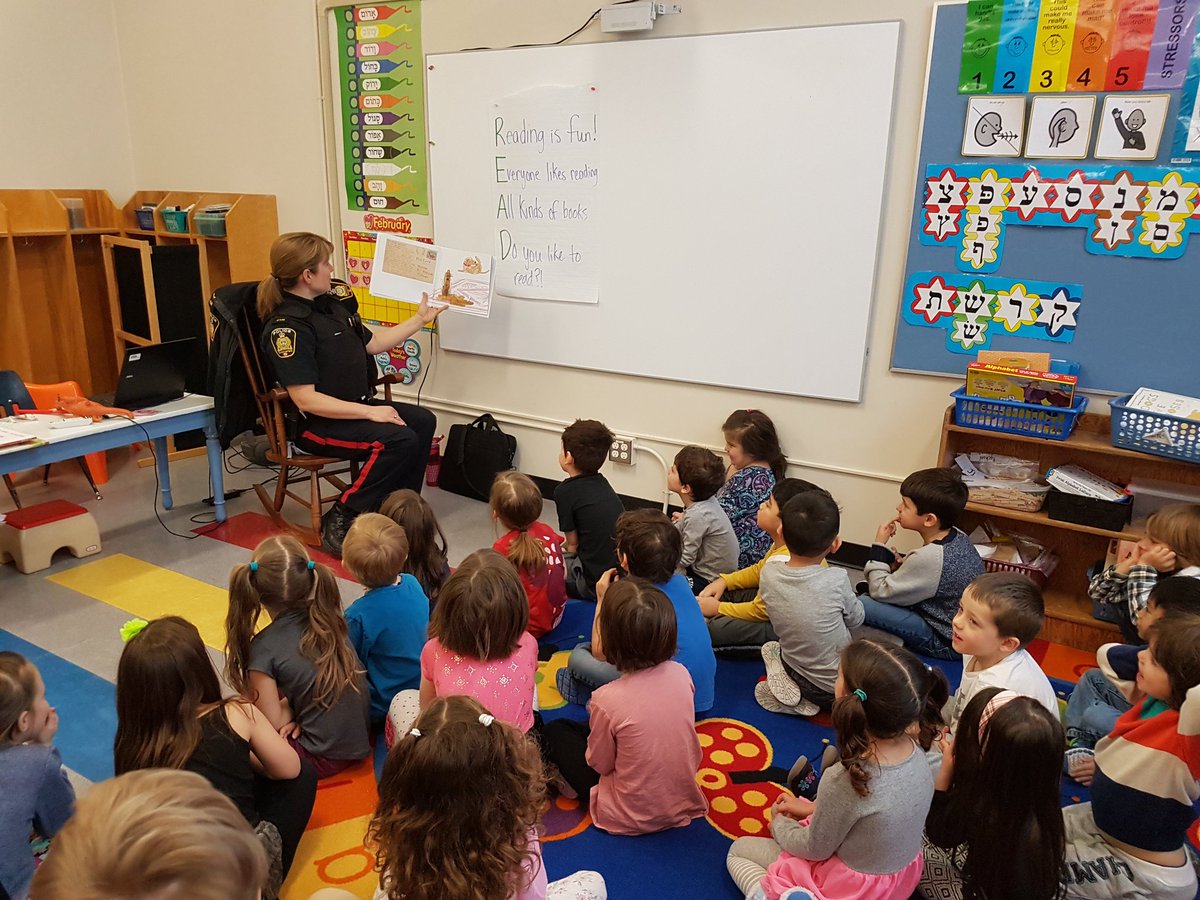 rnanomendes11's tweet image. A visit by Constable Alison to our N/K Ss for I ❤To Read. 📚 #wpgpolice #winnipegsd #brclearns