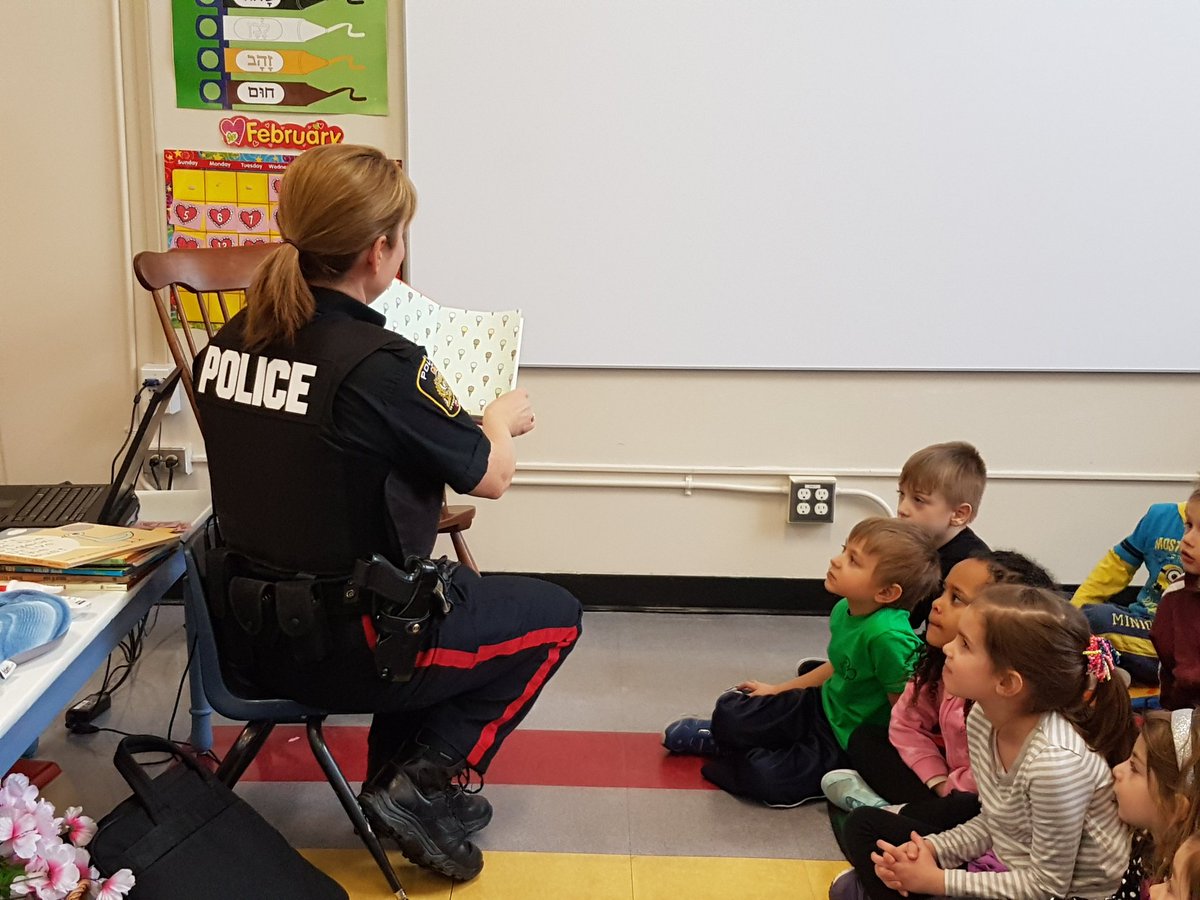 rnanomendes11's tweet image. A visit by Constable Alison to our N/K Ss for I ❤To Read. 📚 #wpgpolice #winnipegsd #brclearns