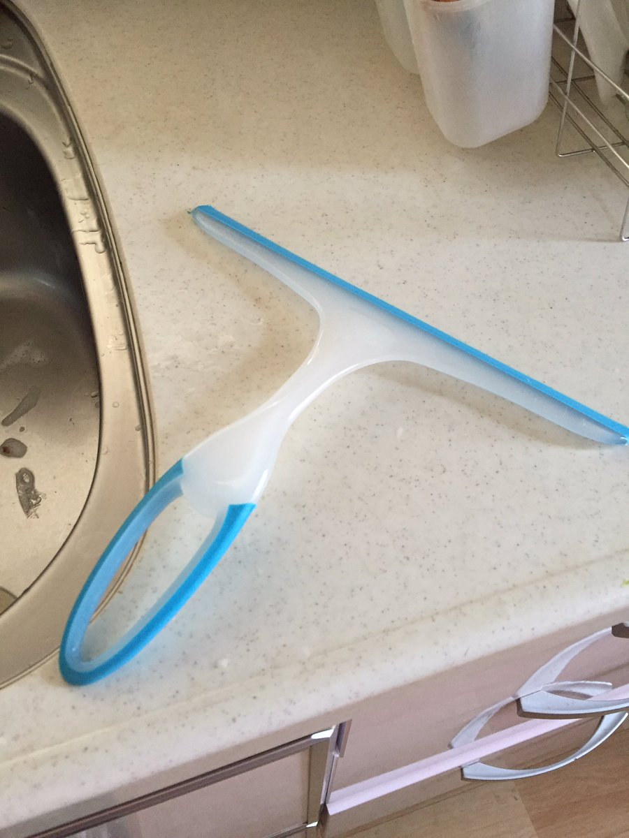 Yumi Sagami 双子育児中 100均で買ってあった水切りワイパー 前は浴室に置いてて浴槽のフチの水滴を切ったりしてたけど 最近はキッチンの調理台の水切りに大活躍 いちいち洗剤で台を洗った後 台拭きで水分を取っていたけど これなら