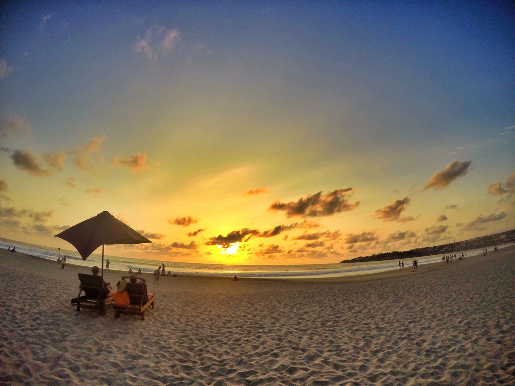 You can always enjoy a sunset in front of the Hotel Rockaway 🌅🌴👌