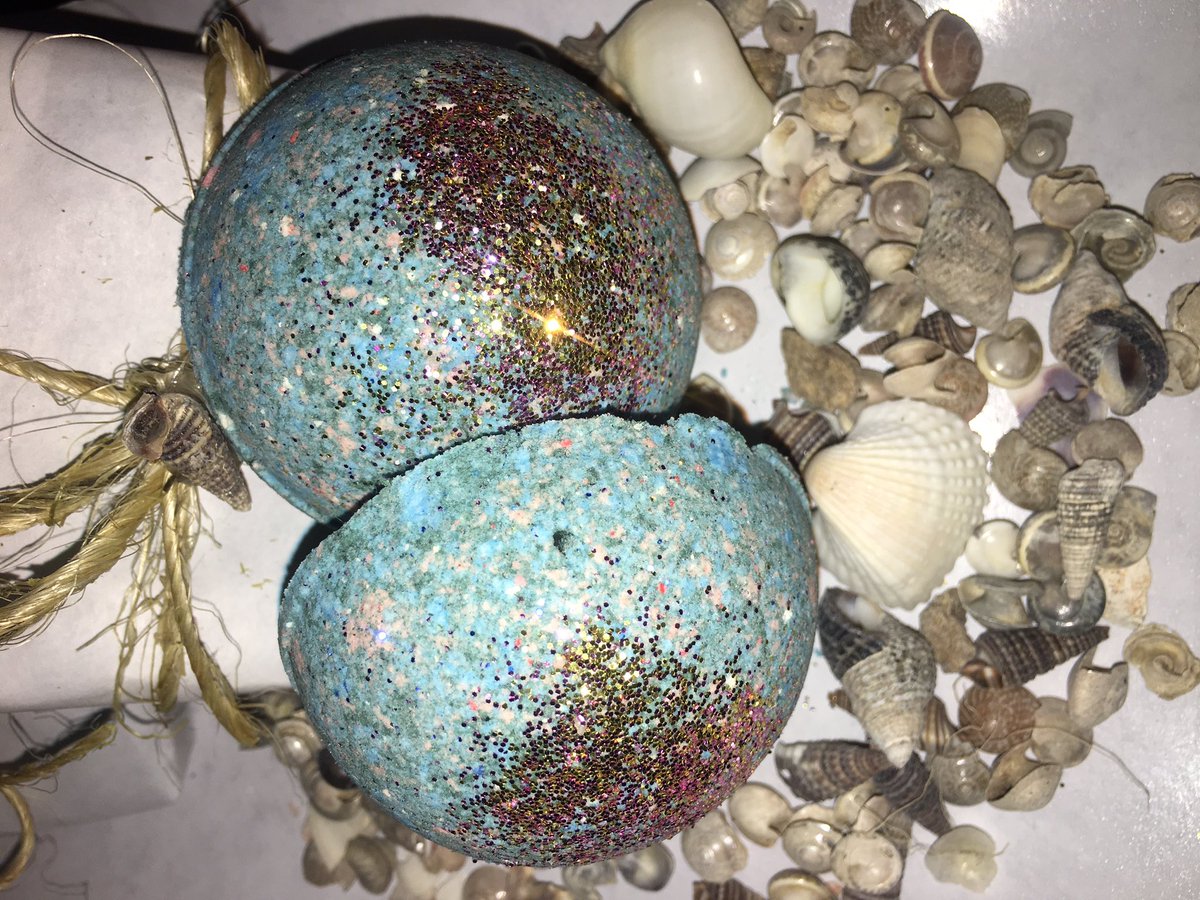 CountryCoconuts's tweet image. Look at these pretty bath bombs! Last night to use the coupon coconut25!!!