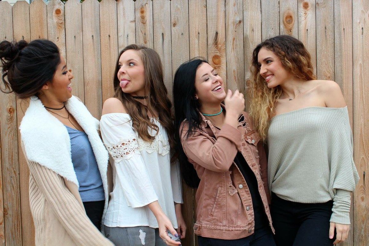 utaddd's tweet photo. Nothing but smiles in a sisterhood like this! Happy Tri Delta Tuesday friends!!💙💛 Check out our new insta for cute pics like these!😍 #utaddd https://t.co/F1nVRuCXuA