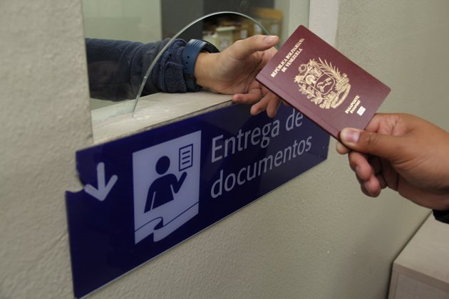 noticias24's tweet photo. Vea cuántas Unidades Tributarias mensuales deben pagar quienes no retiren su pasaporte a tiempo - https://t.co/U9aoaaPpZ2 https://t.co/Y21334Fne6