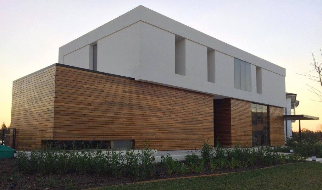 El entorno verde y la laguna en el fondo del lote, fueron fundamentales desde la concepción de esta vivienda
+fotos: bit.ly/2k2S13a