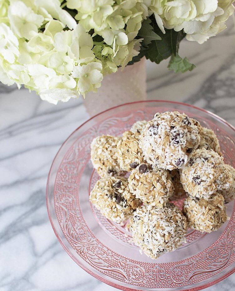 tiunutrition's tweet photo. Oats, PB, coconut oil, #PerfectFitProtein, mini chocolate chips, &amp; unsweetened coconut shavings 👉🏼 Mix &amp; enjoy! 🌸😋 https://t.co/hkL7DVsM2Z https://t.co/PAX0vblBYk