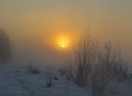 В морозные дни солнце восходит в тяжелом